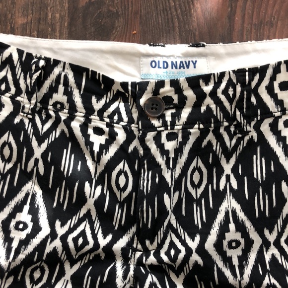 Old Navy Black and White Printed Chino Shorts - Picture 2 of 9